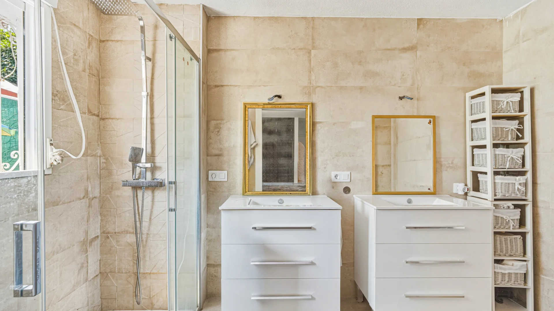Villa for sale in Nueva Andalucia