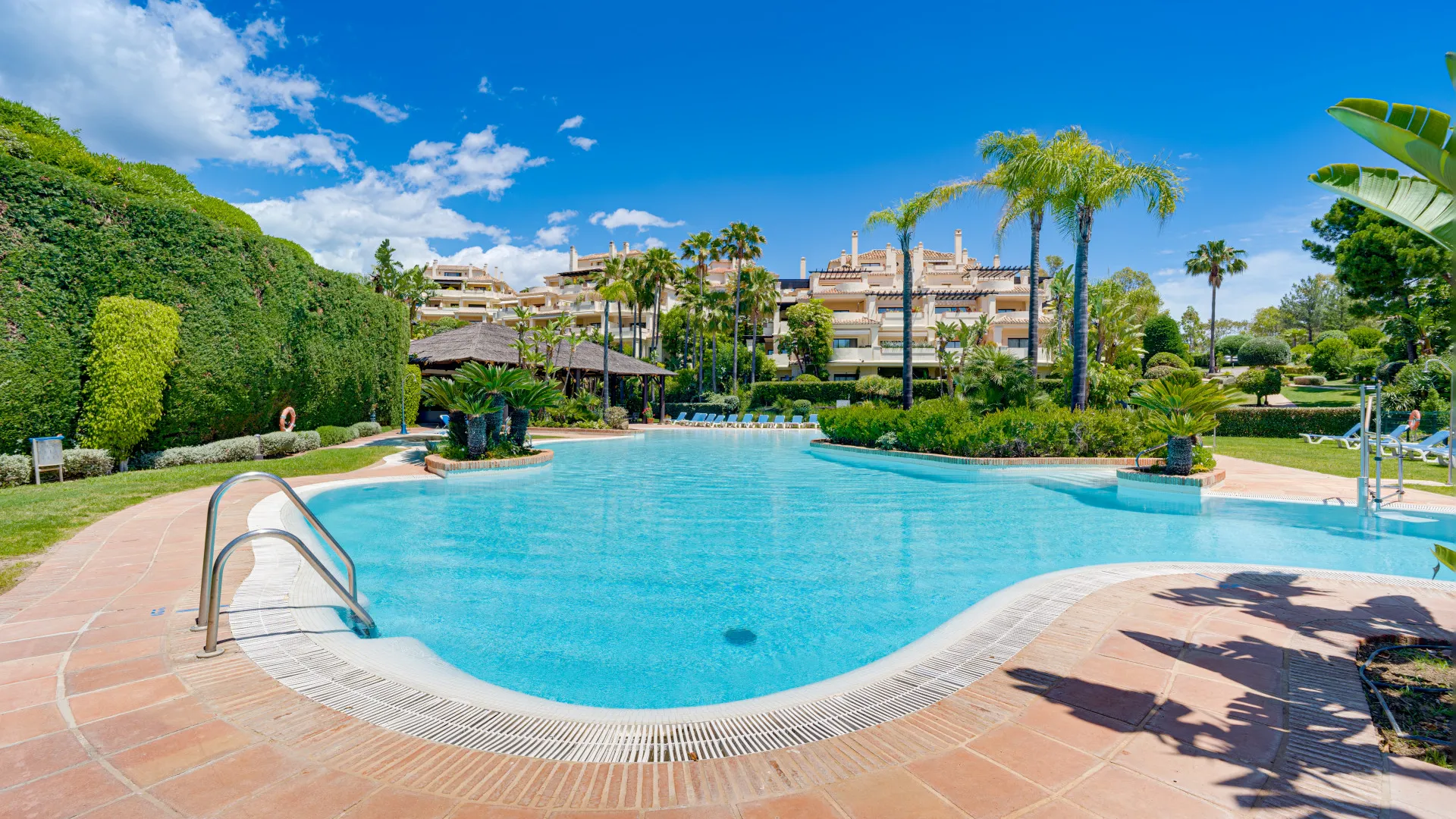 For sale ground floor apartment in Los Capanes del Golf