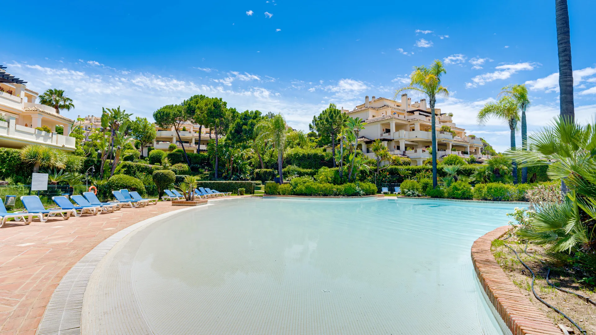 For sale ground floor apartment in Los Capanes del Golf