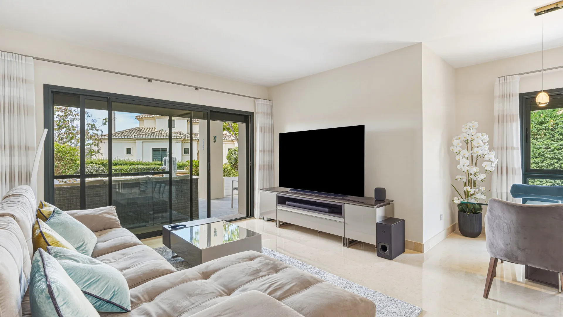 For sale ground floor apartment in Los Capanes del Golf