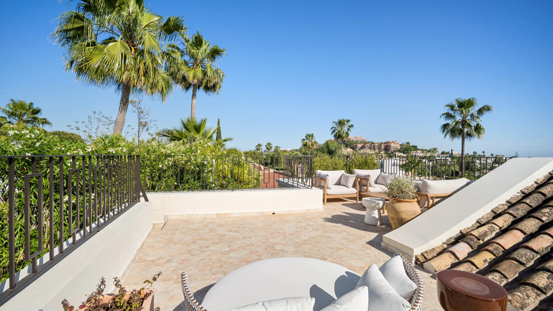 Buy villa with 4 bedrooms in Nueva Andalucia
