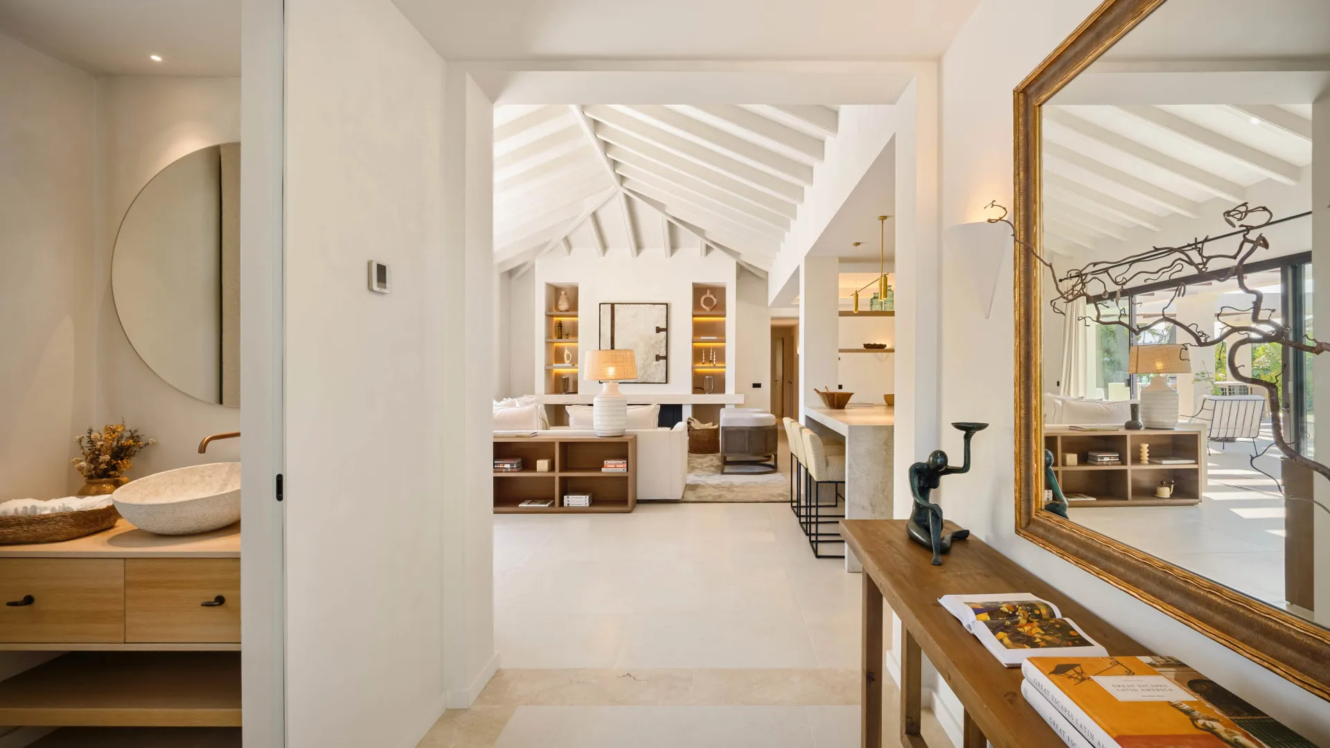 Buy villa with 4 bedrooms in Nueva Andalucia