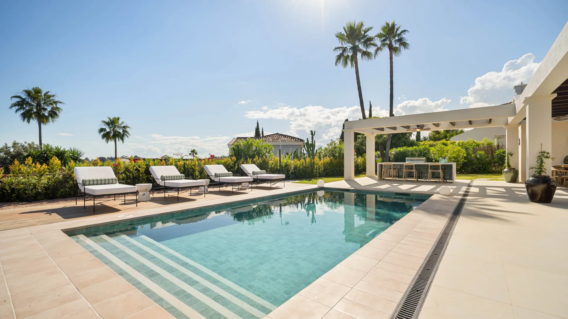 Buy villa with 4 bedrooms in Nueva Andalucia