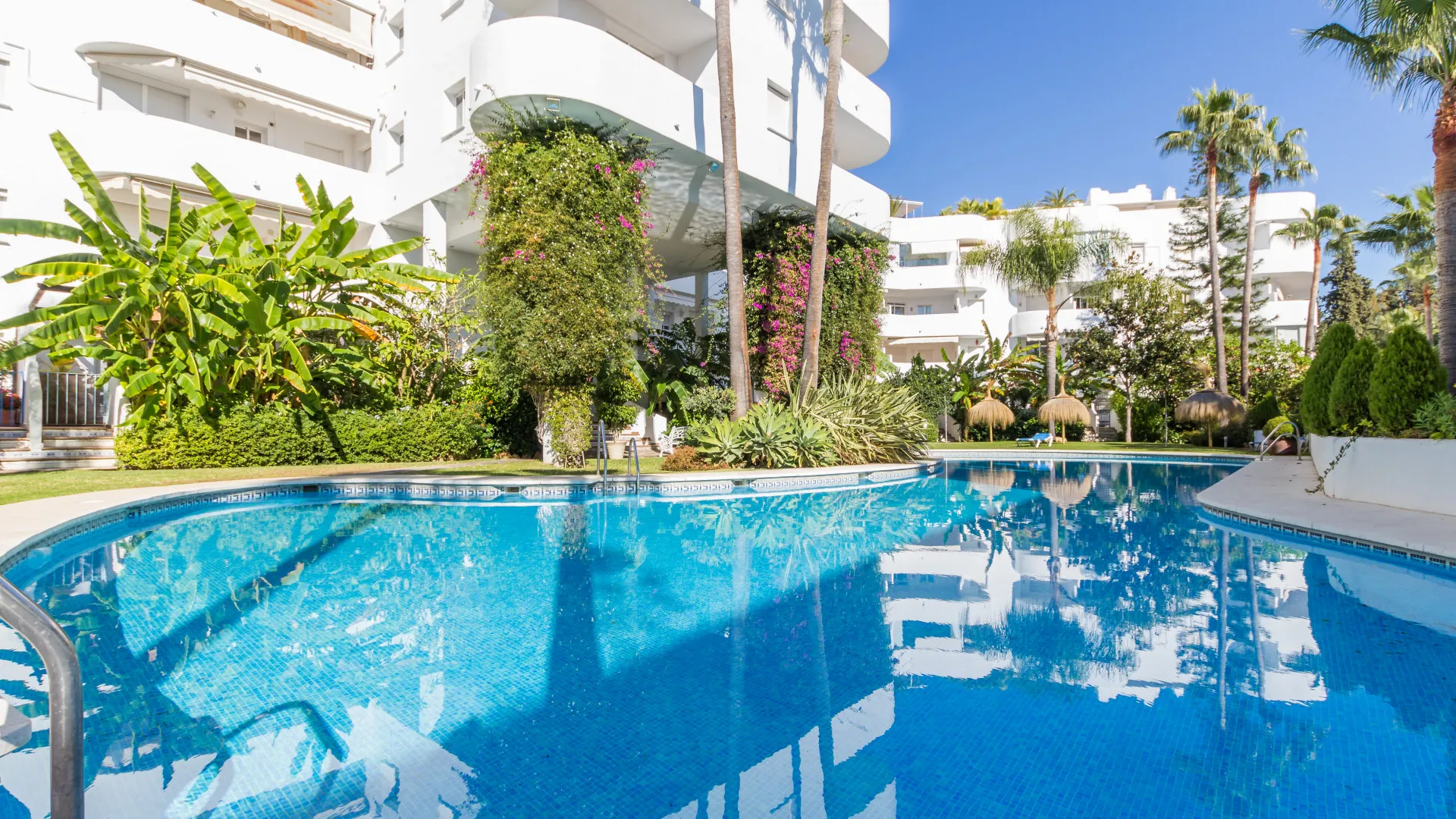 Buy 3 bedrooms duplex penthouse in Marbella Real