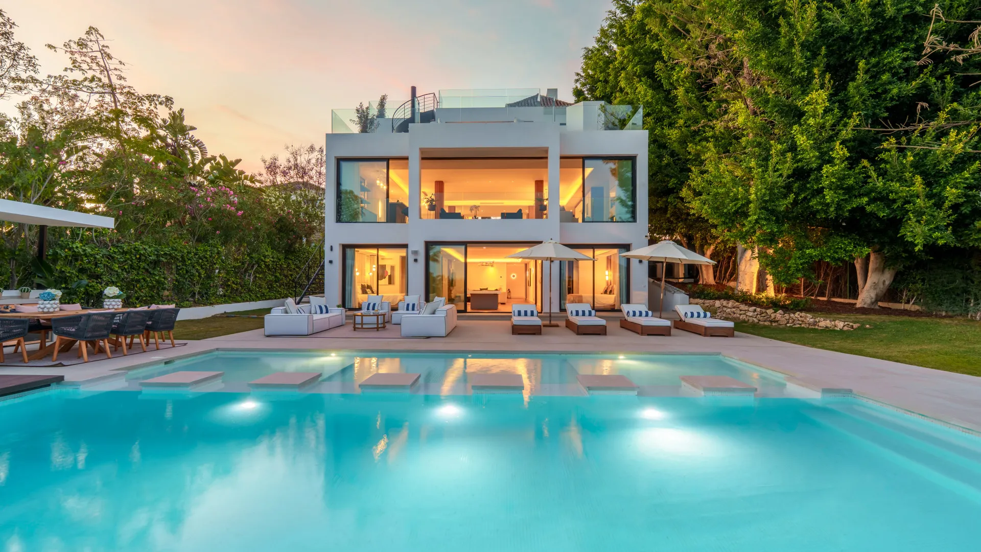 For sale Nueva Andalucia villa with 6 bedrooms