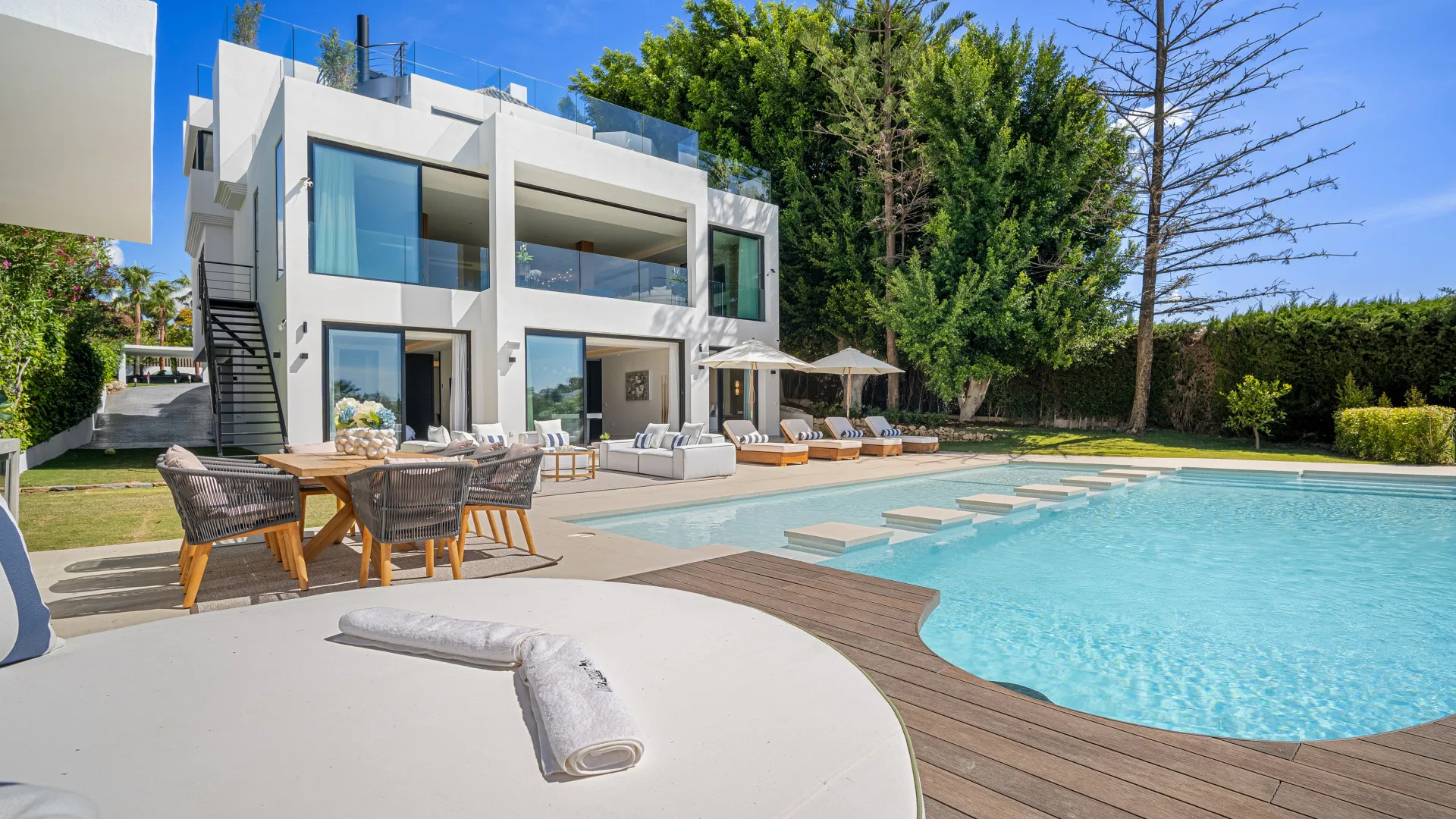 For sale Nueva Andalucia villa with 6 bedrooms