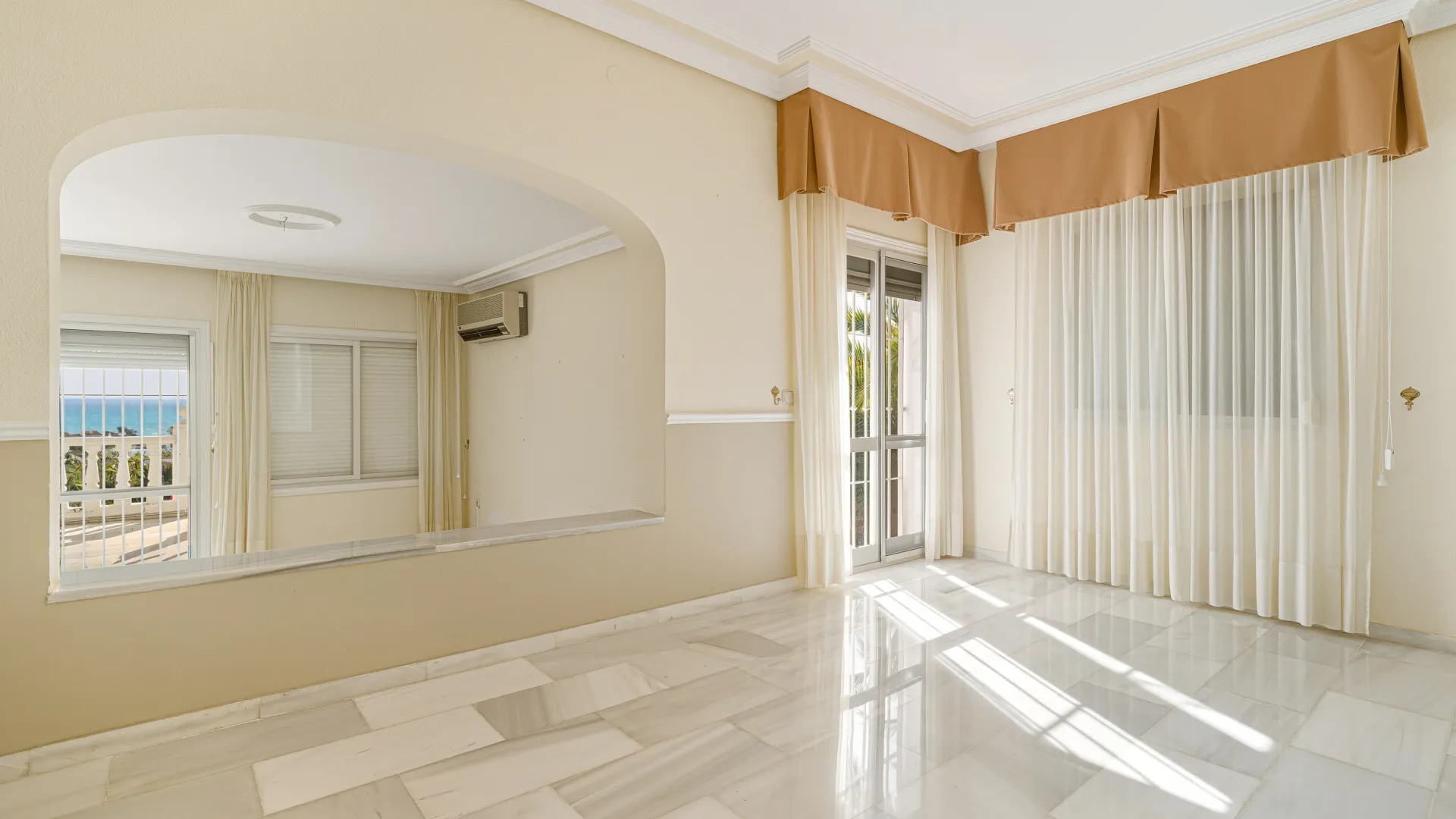 Buy villa in Riviera del Sol