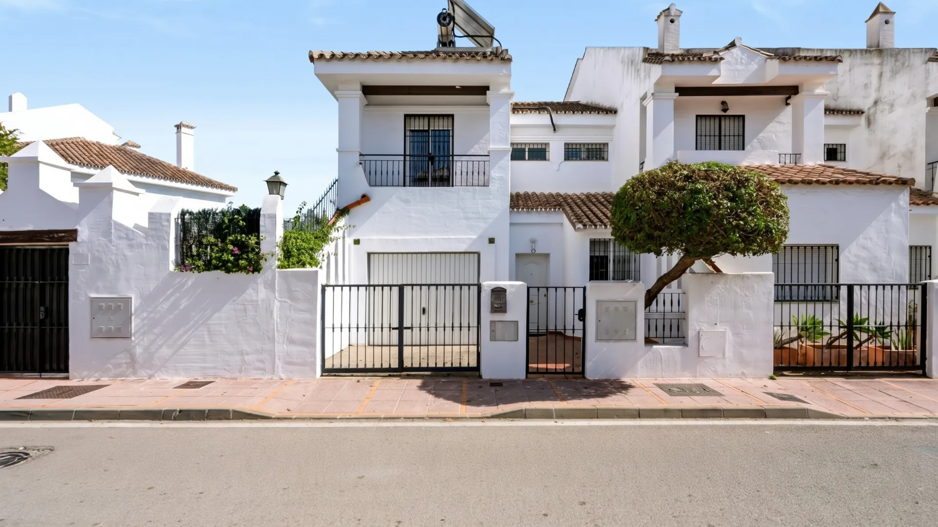 Town house for sale in Los Naranjos de Marbella with 3 bedrooms
