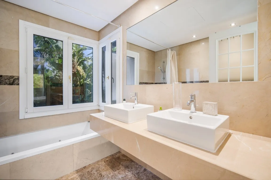 Villa for sale in Lomas de Magna Marbella with 4 bedrooms