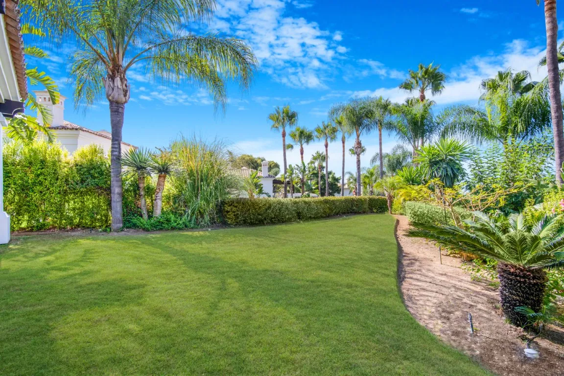 Villa for sale in Lomas de Magna Marbella with 4 bedrooms
