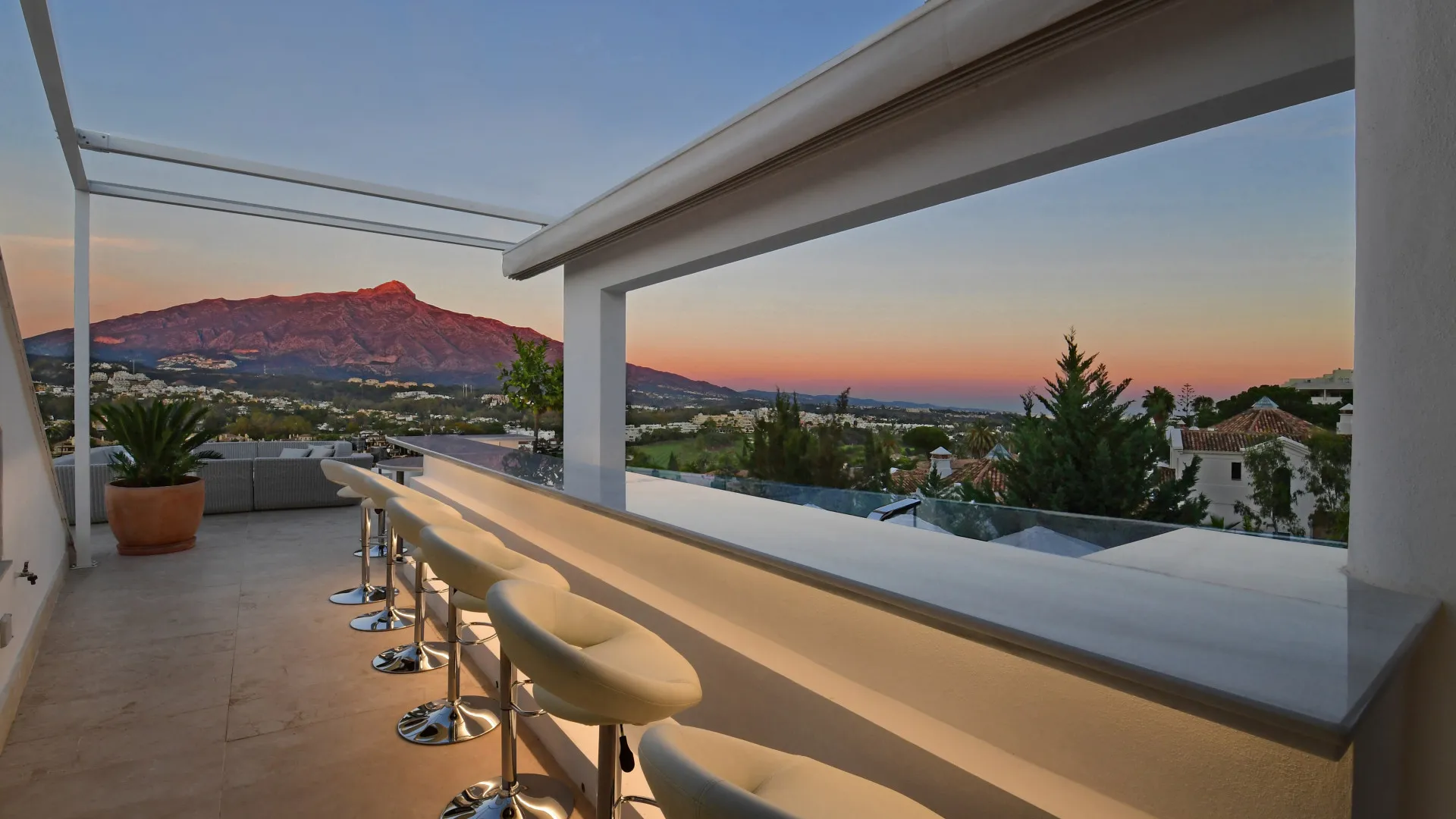 Comprar villa con 7 dormitorios en Nueva Andalucia