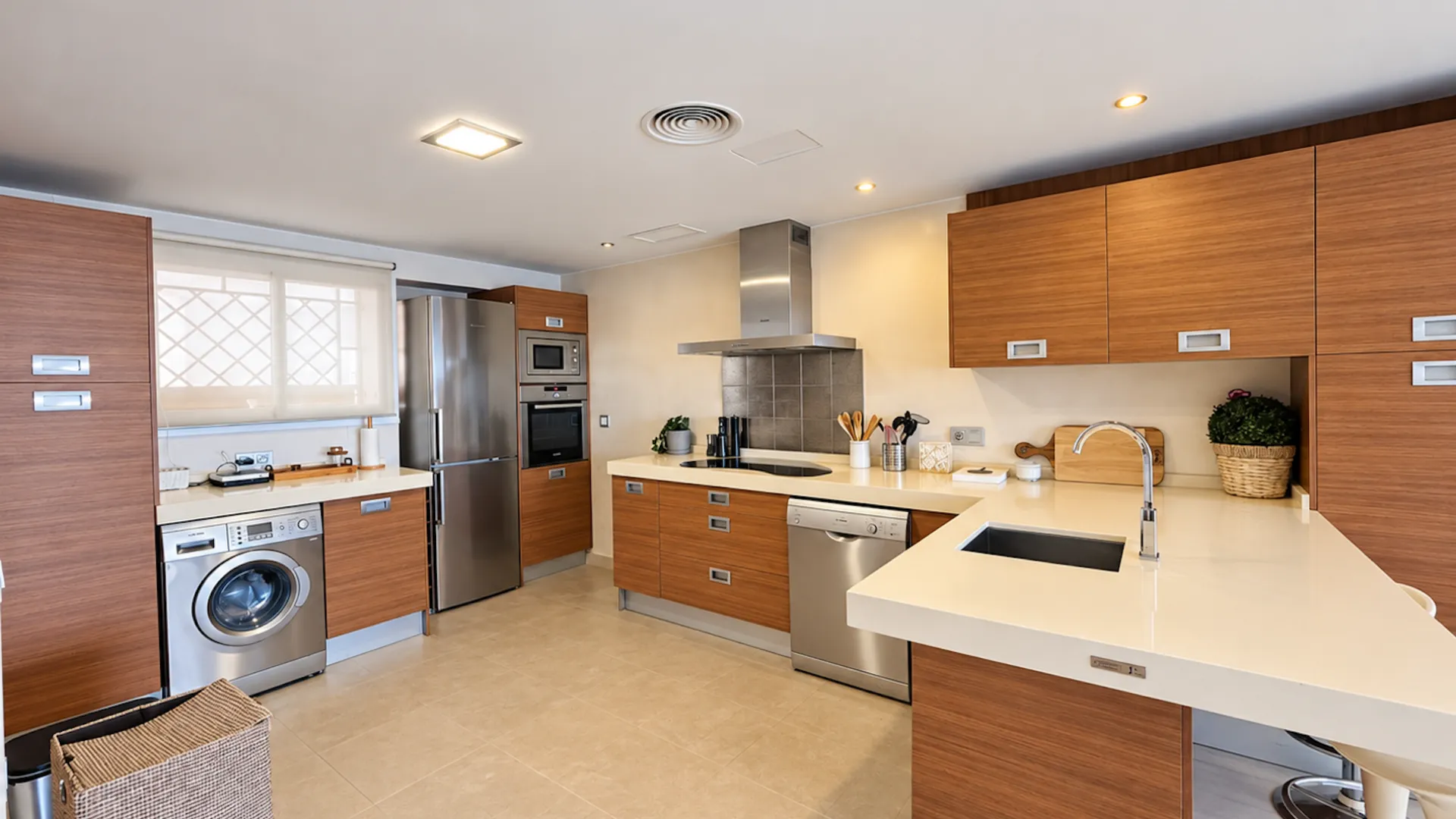 Apartamento de 3 dormitorios en venta en Marbella - Puerto Banus