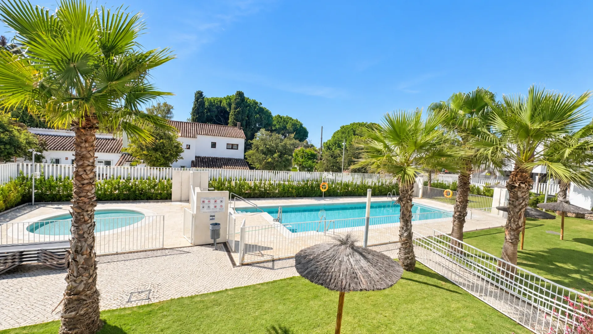 Apartment for sale in Elviria with 3 bedrooms