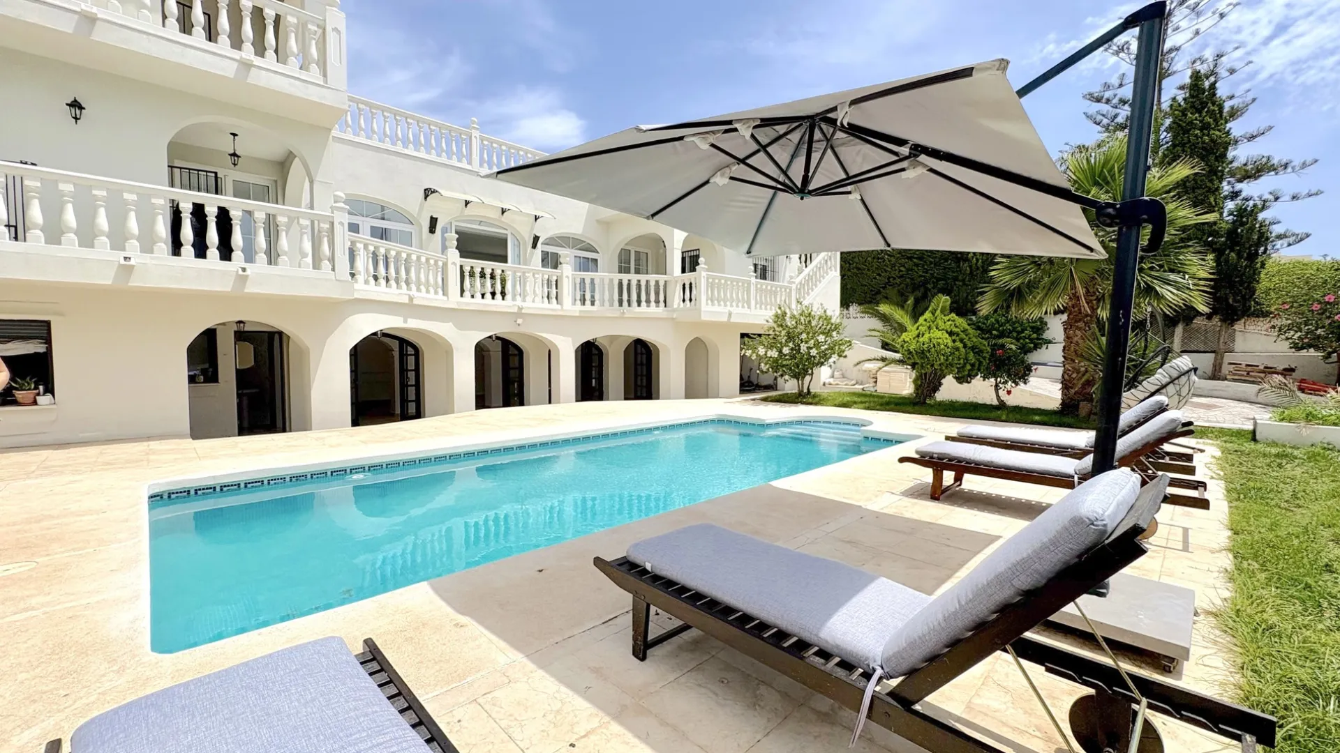 For sale 9 bedrooms house in El Faro de Calaburras