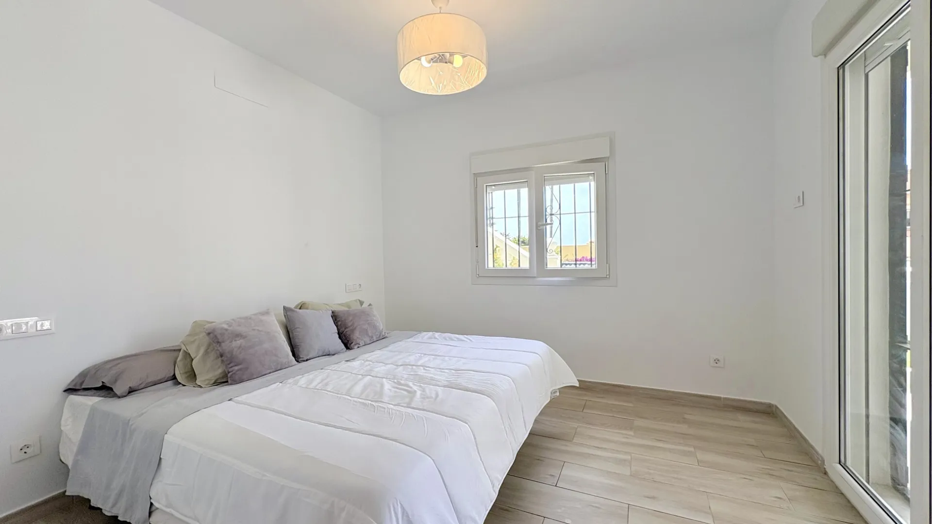 For sale 9 bedrooms house in El Faro de Calaburras