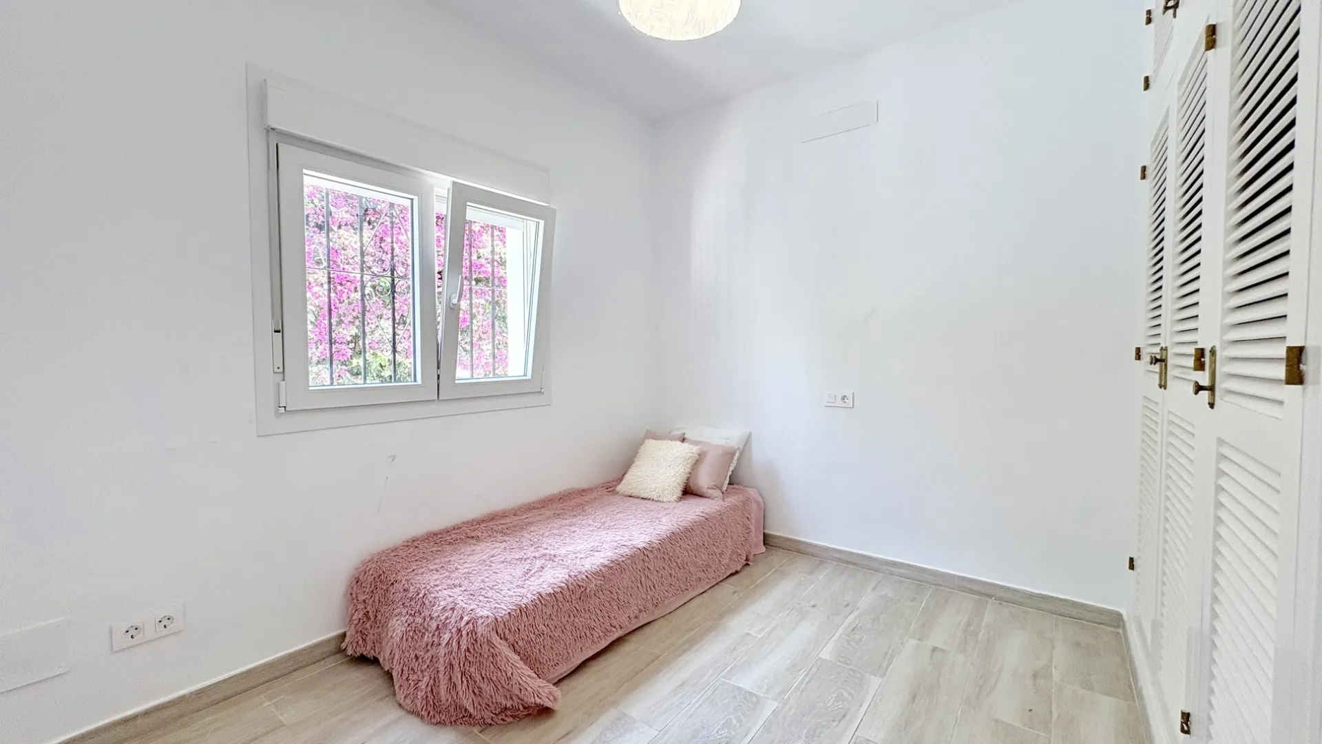 For sale 9 bedrooms house in El Faro de Calaburras