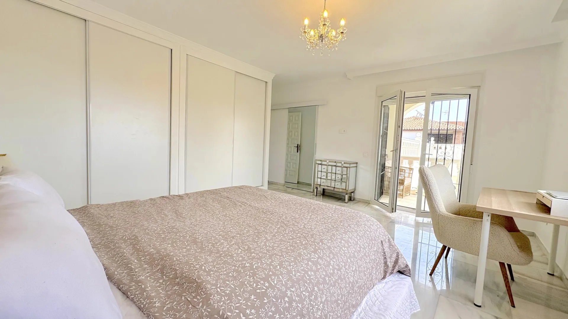 For sale 9 bedrooms house in El Faro de Calaburras