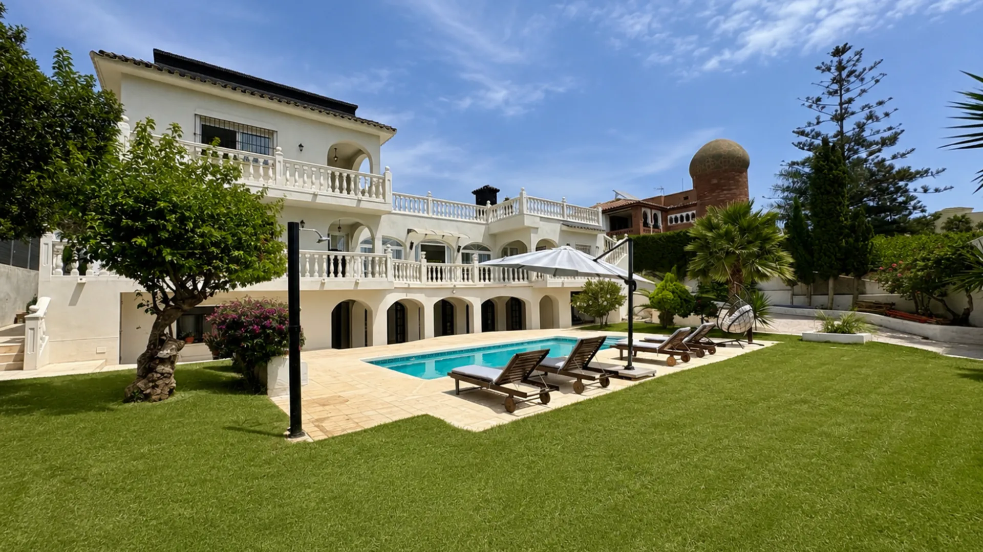 For sale 9 bedrooms house in El Faro de Calaburras