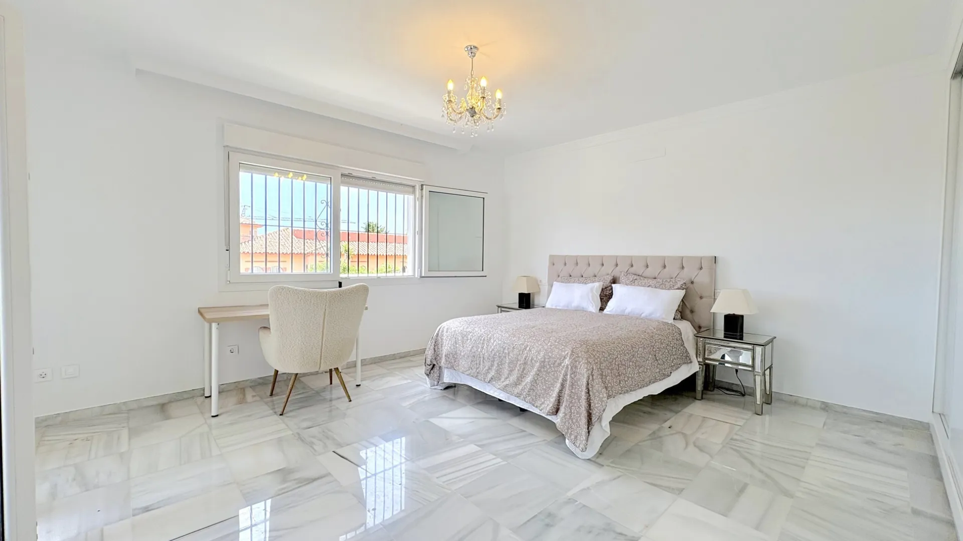 For sale 9 bedrooms house in El Faro de Calaburras