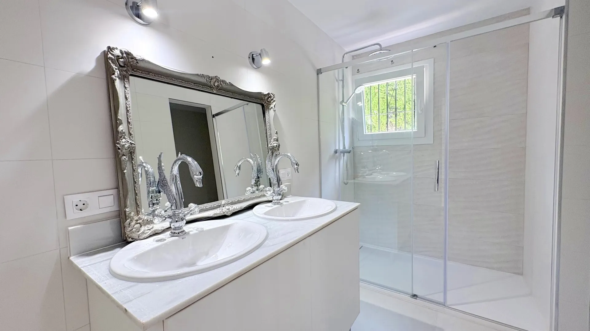 For sale 9 bedrooms house in El Faro de Calaburras
