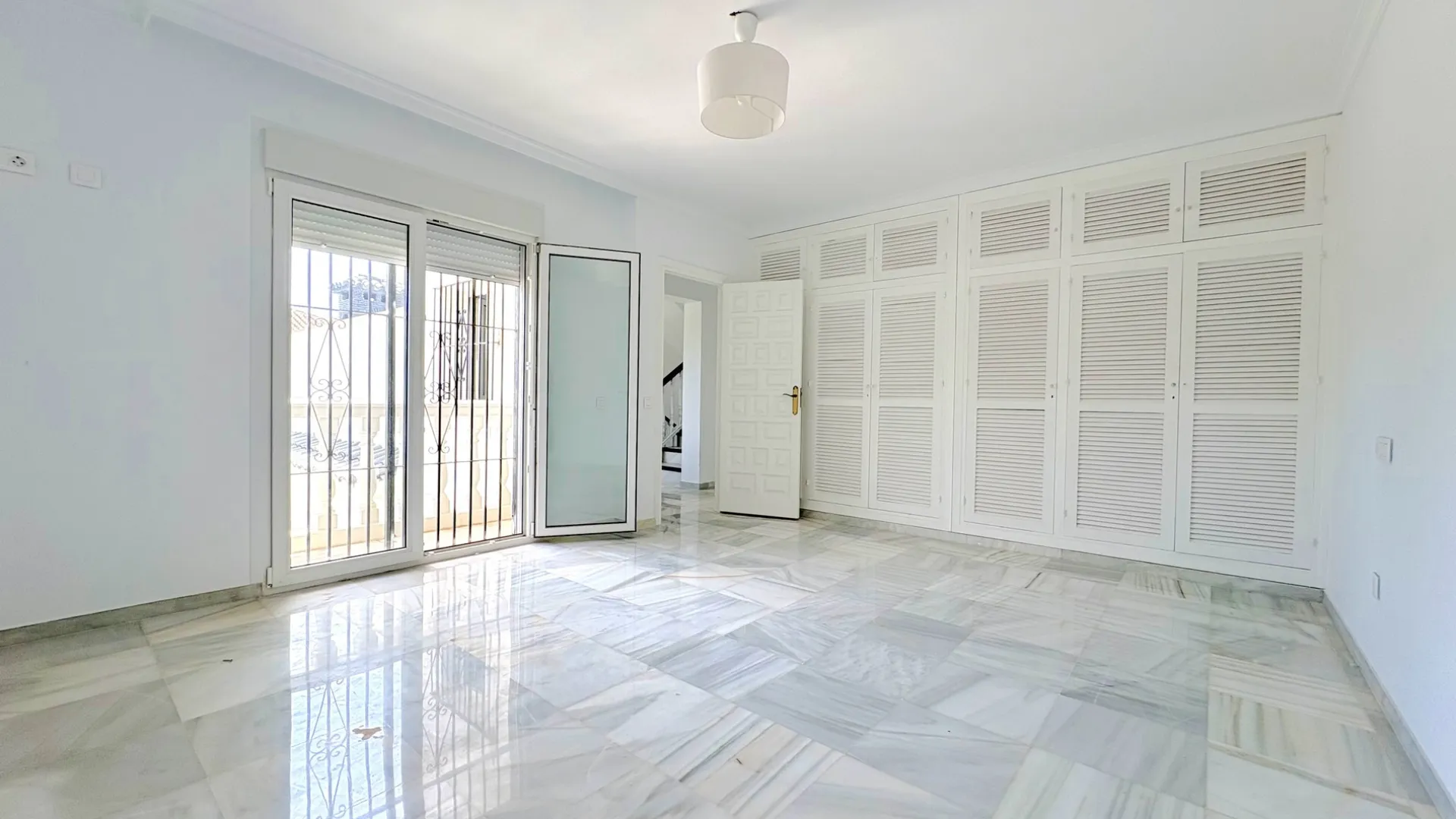 For sale 9 bedrooms house in El Faro de Calaburras
