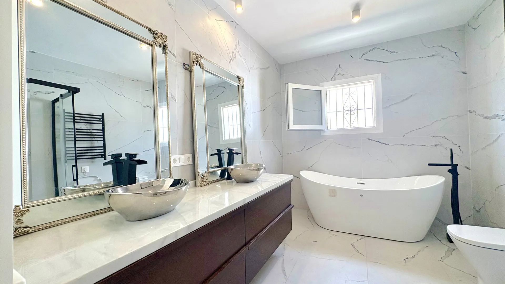 For sale 9 bedrooms house in El Faro de Calaburras