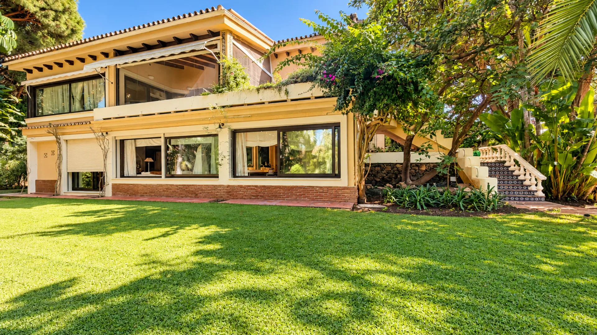 For sale house in Calahonda with 7 bedrooms