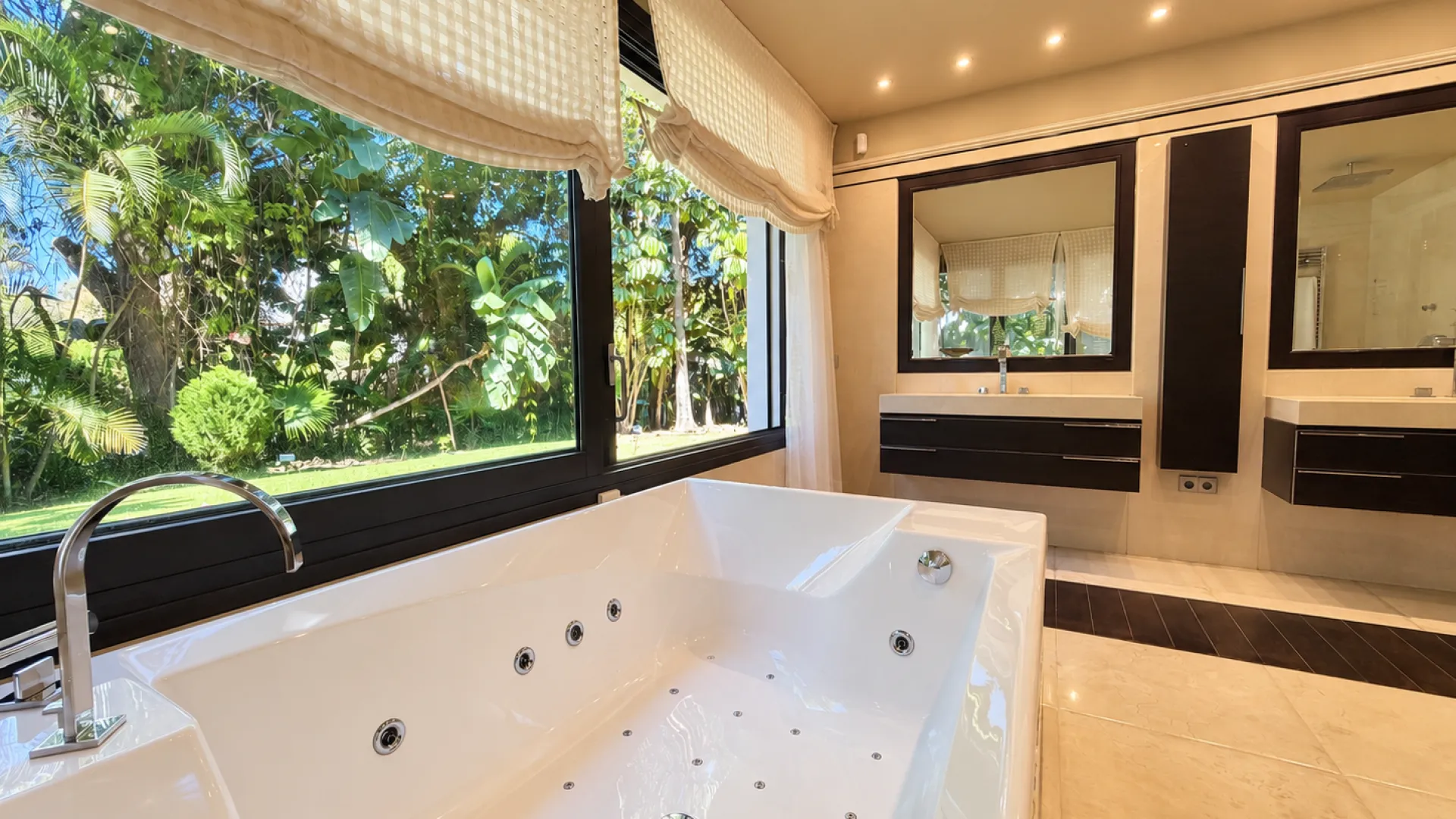 For sale house in Calahonda with 7 bedrooms