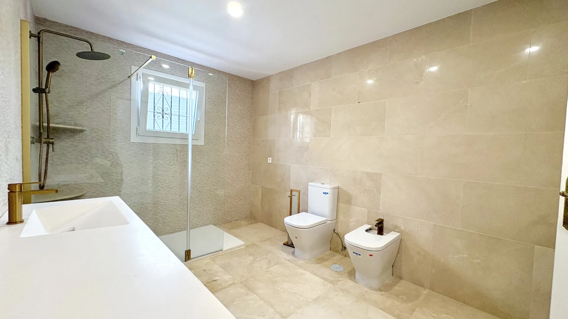 Buy house in El Faro de Calaburras with 7 bedrooms