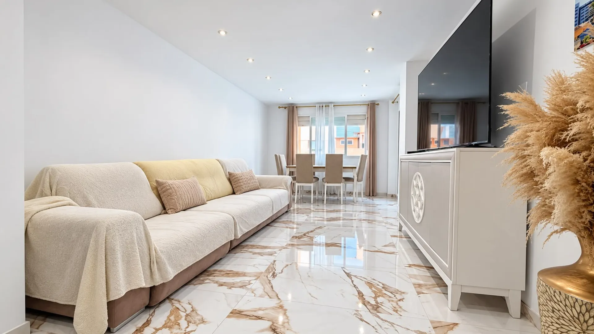 Las Lagunas apartment for sale
