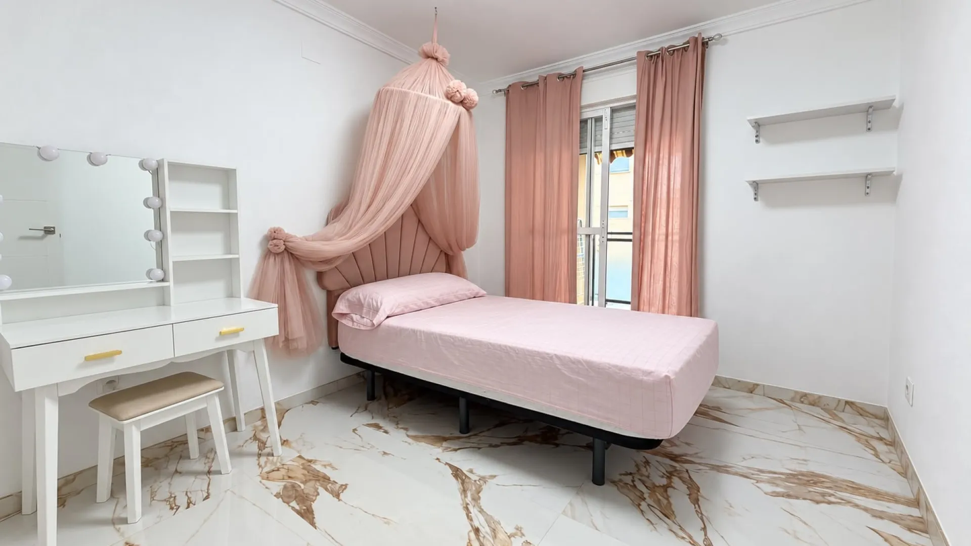 Las Lagunas apartment for sale