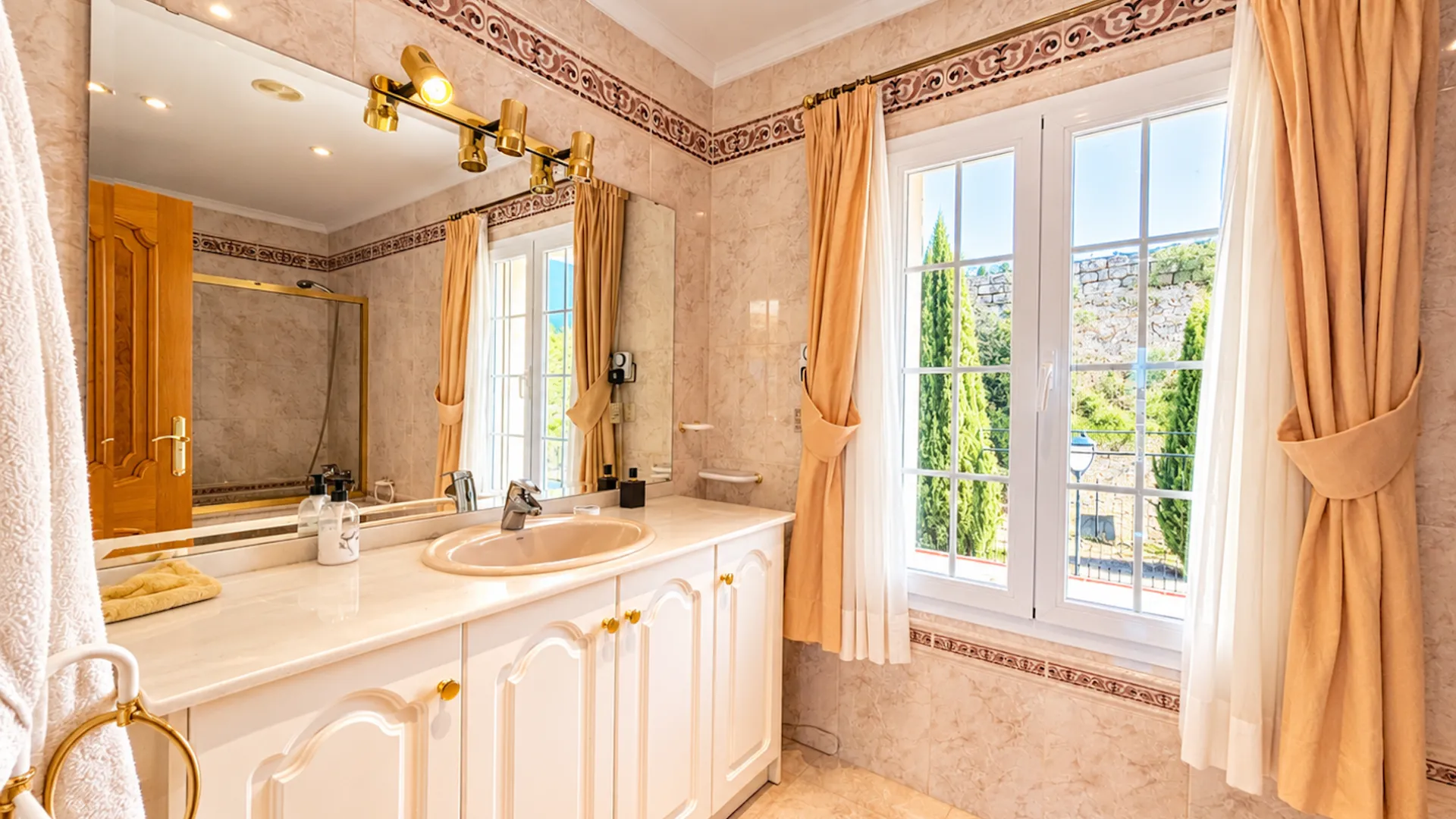 For sale house in Mijas Golf with 10 bedrooms