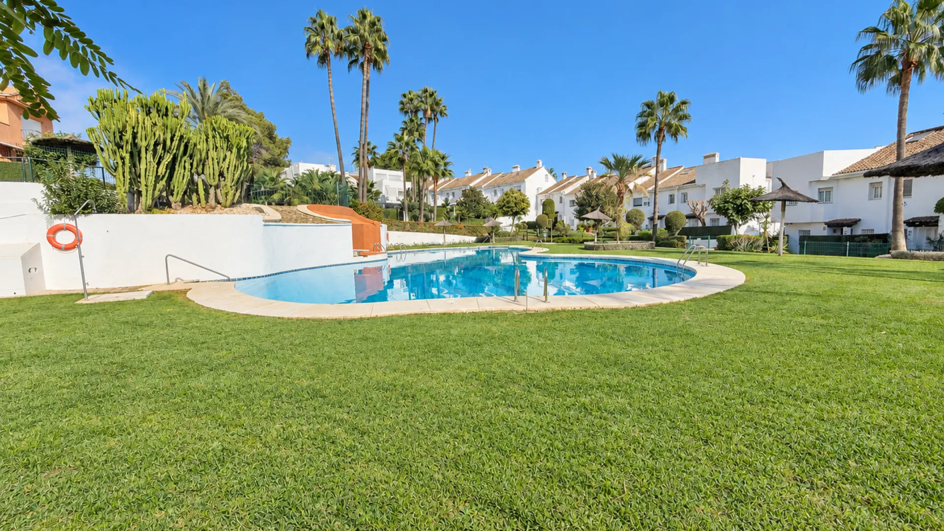 For sale house with 3 bedrooms in Estepona