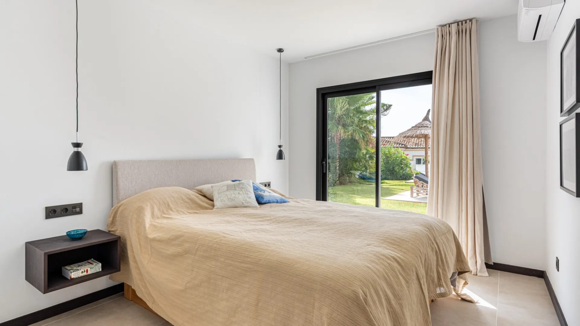 Villa for sale in Elviria