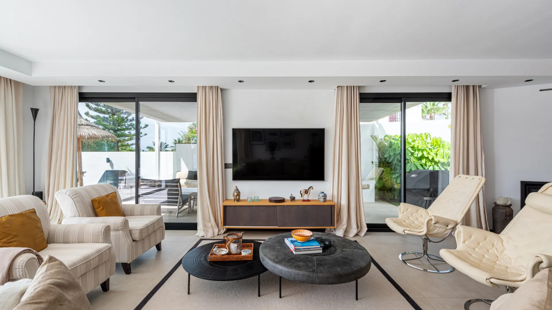 Villa for sale in Elviria
