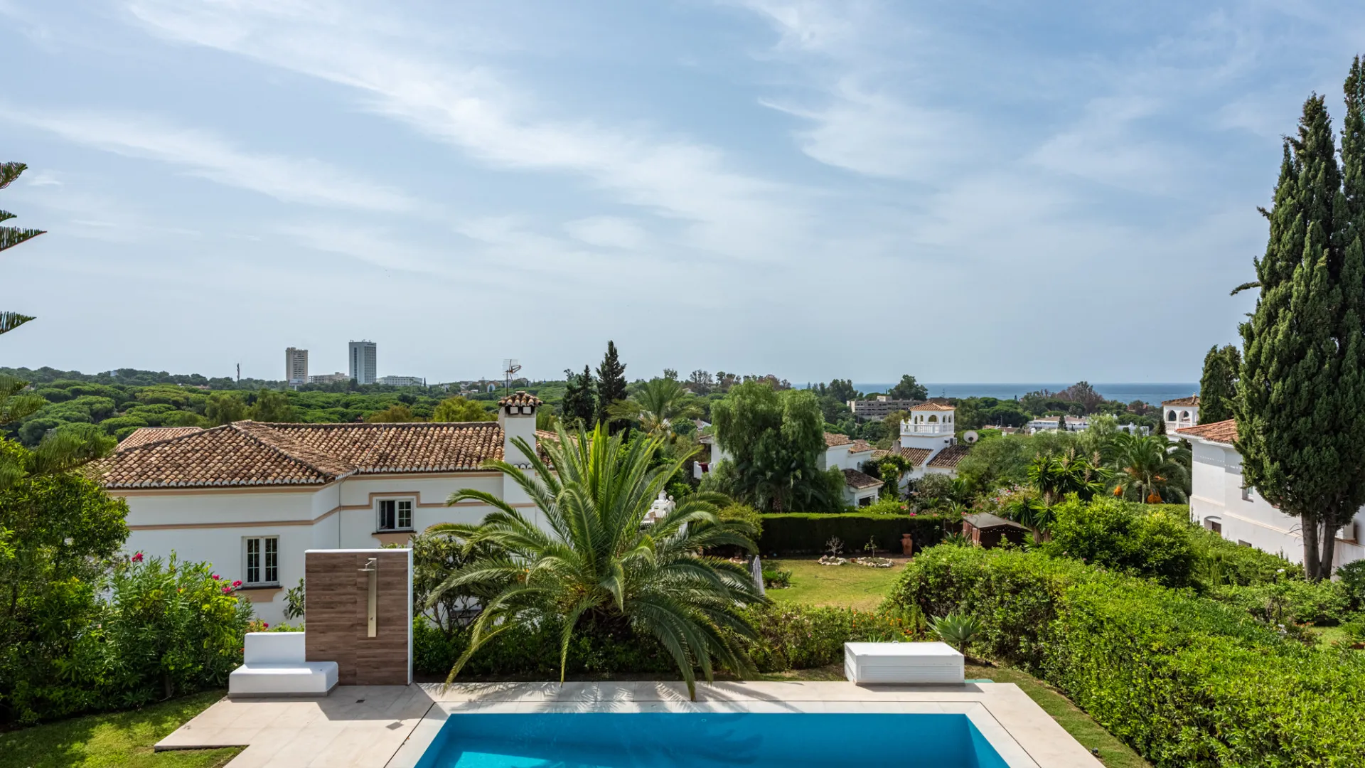 Villa for sale in Elviria