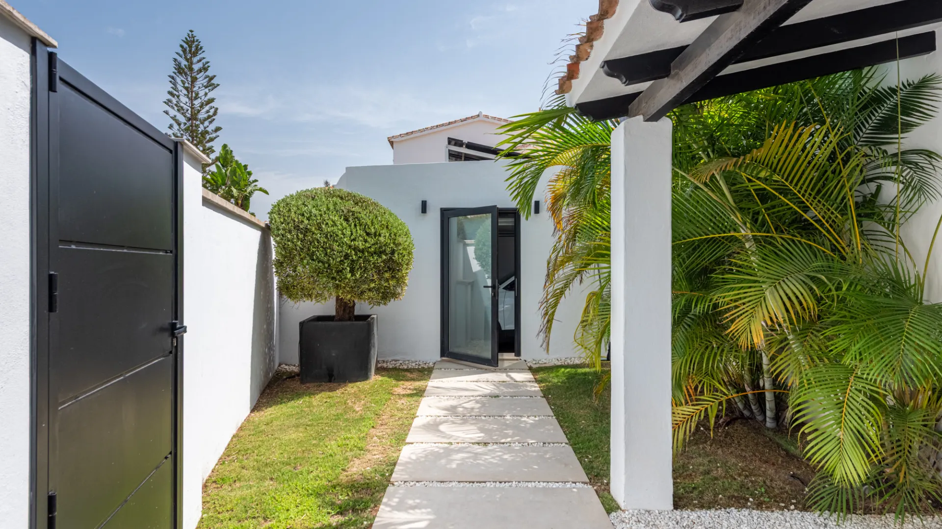Villa for sale in Elviria