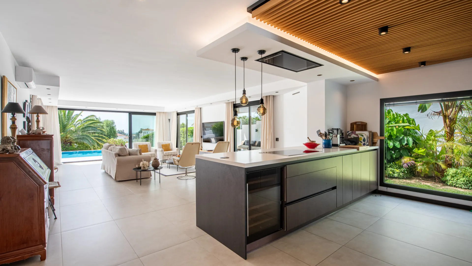 Villa for sale in Elviria