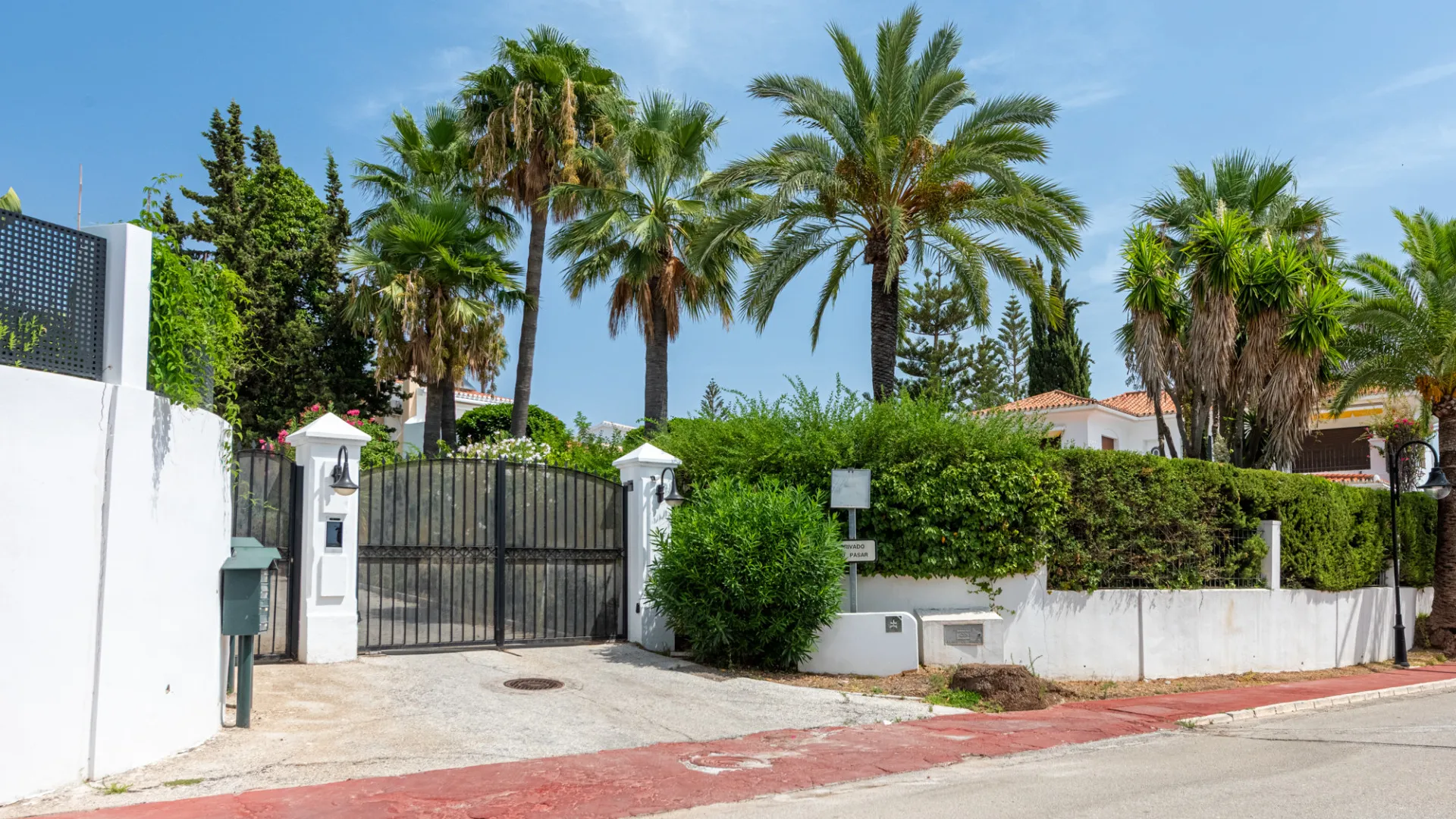 Villa for sale in Elviria