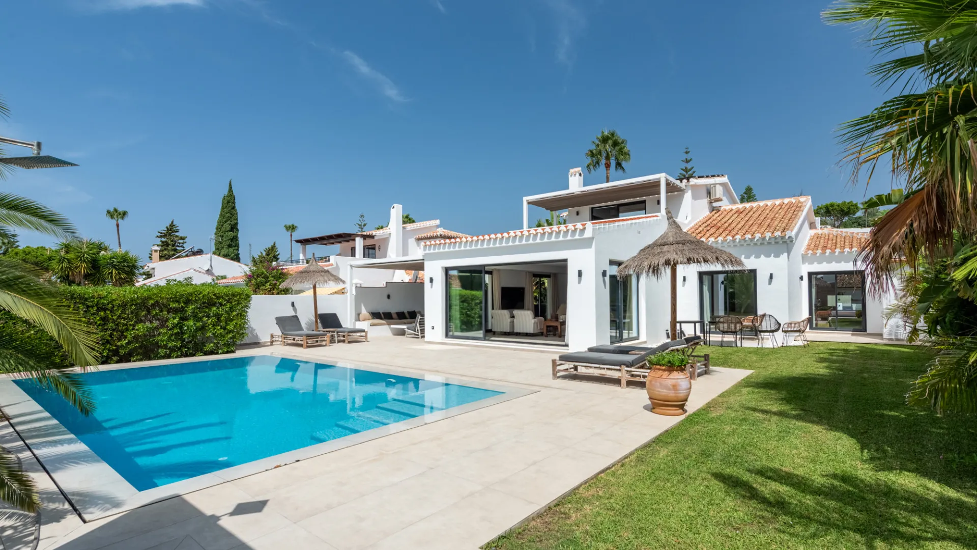 Villa for sale in Elviria