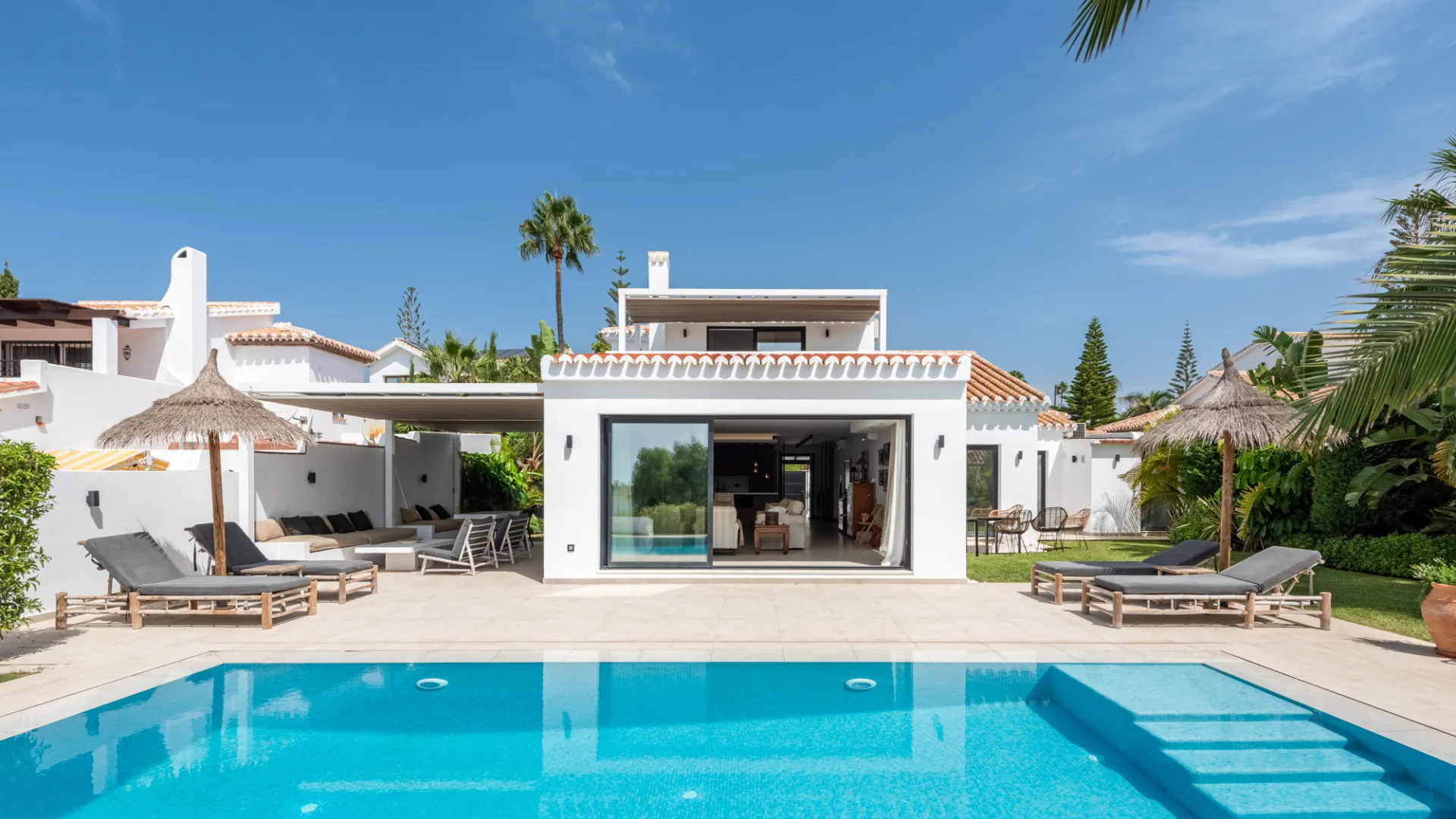 Villa for sale in Elviria
