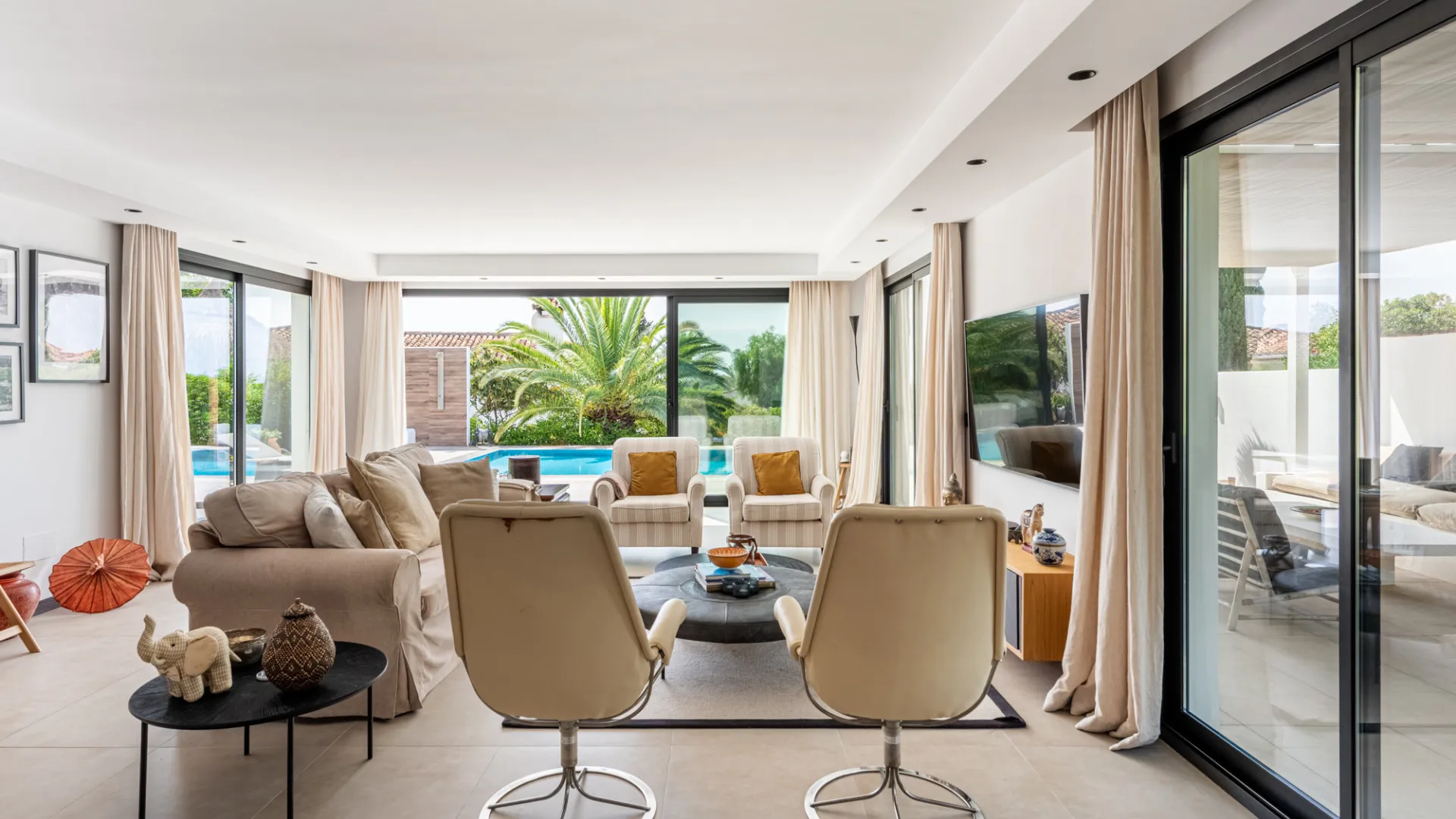 Villa for sale in Elviria