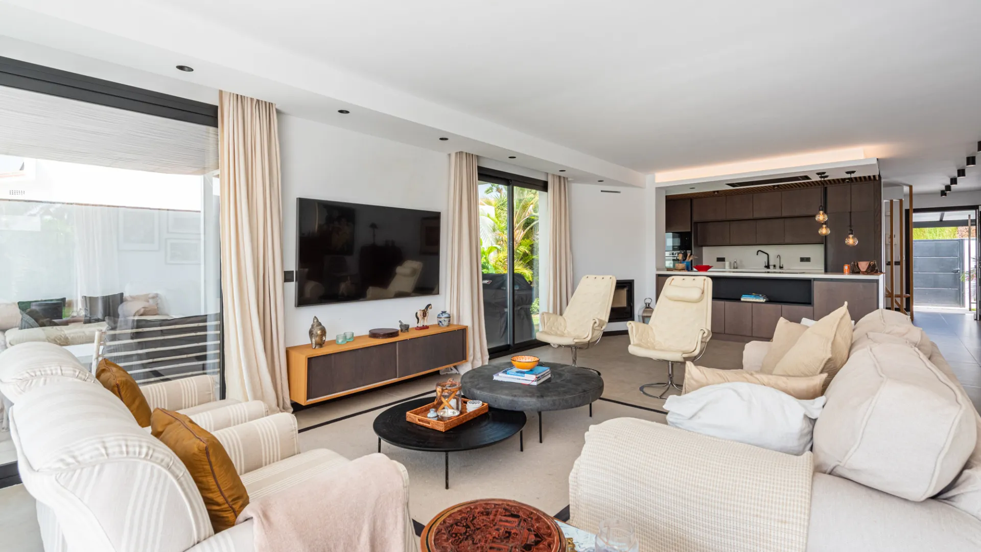 Villa for sale in Elviria