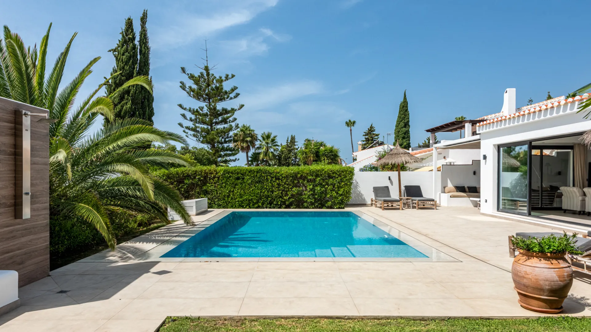 Villa for sale in Elviria