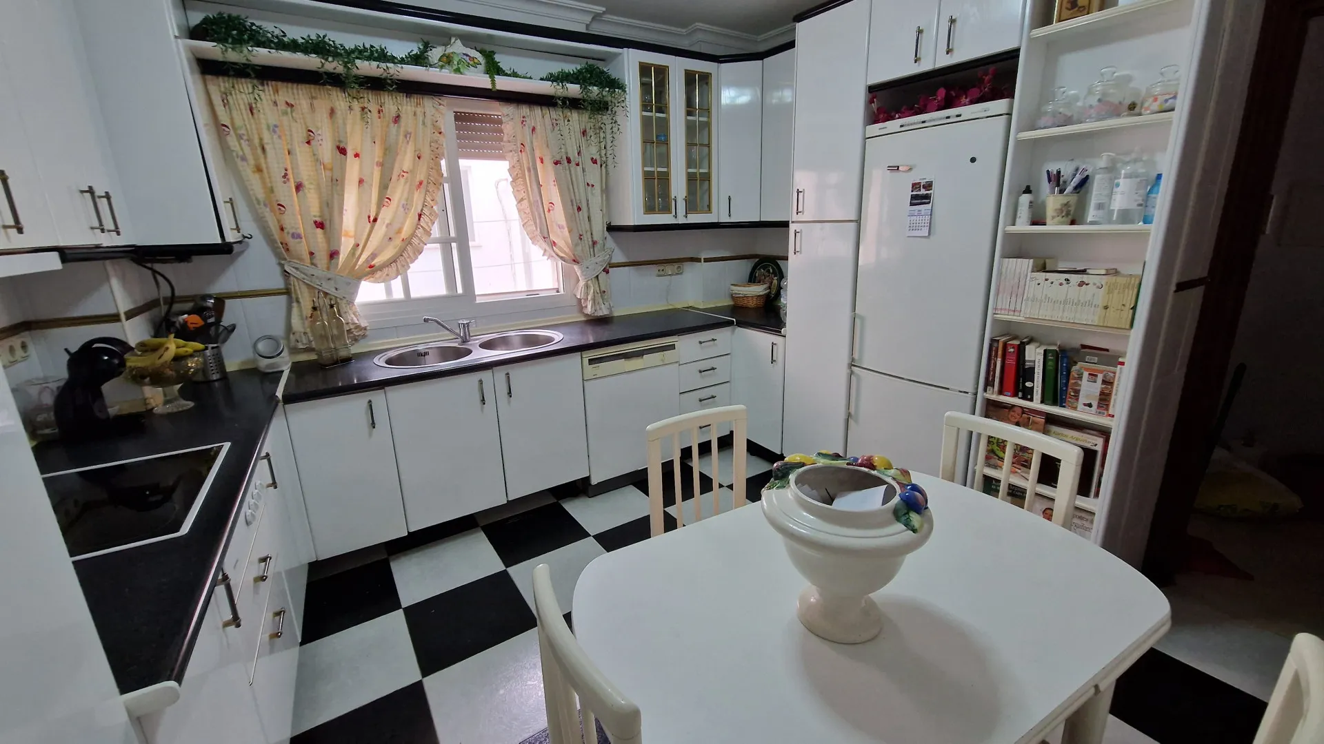 Estepona Town 2 bedrooms apartment for sale