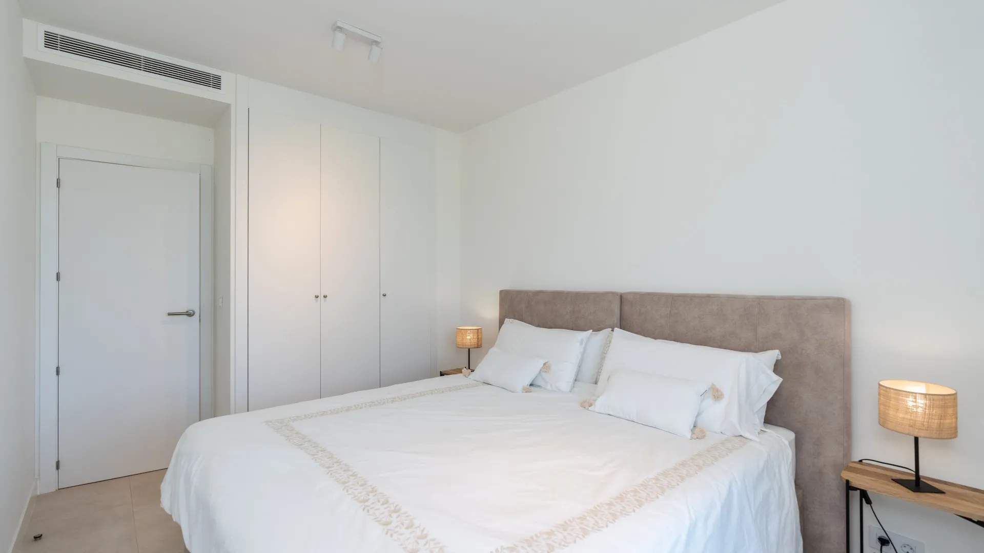 For sale ground floor apartment in Camarate Golf