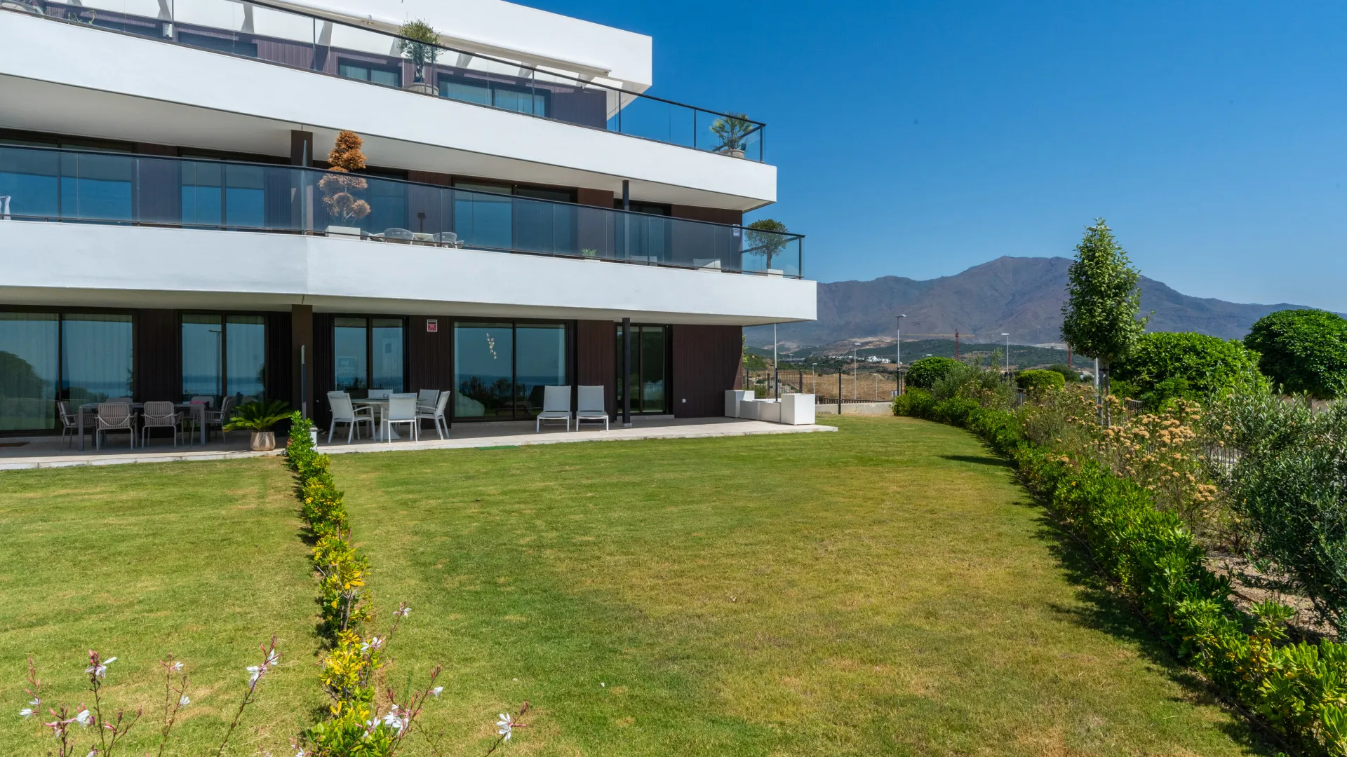 For sale ground floor apartment in Camarate Golf