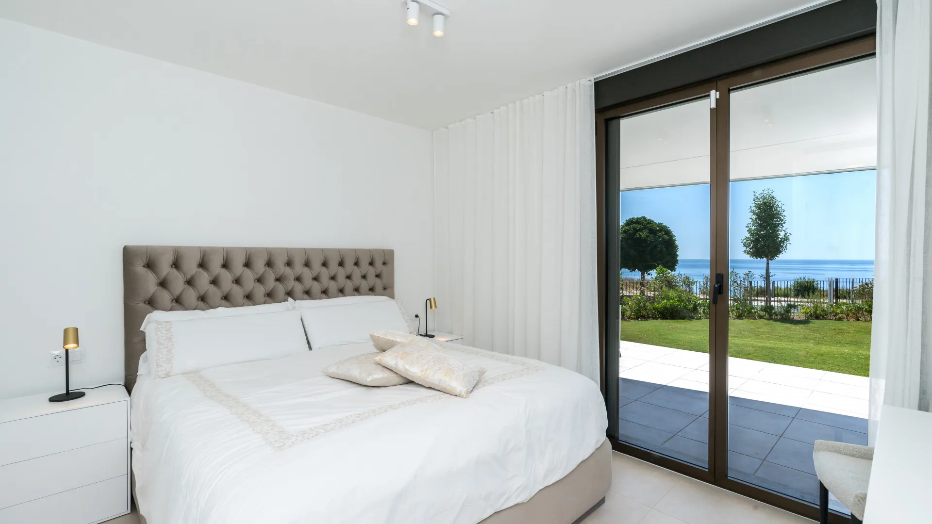 For sale ground floor apartment in Camarate Golf