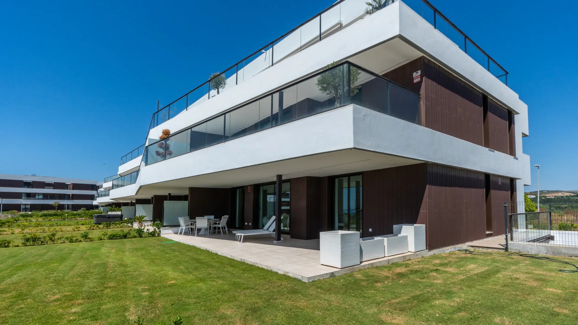 For sale ground floor apartment in Camarate Golf