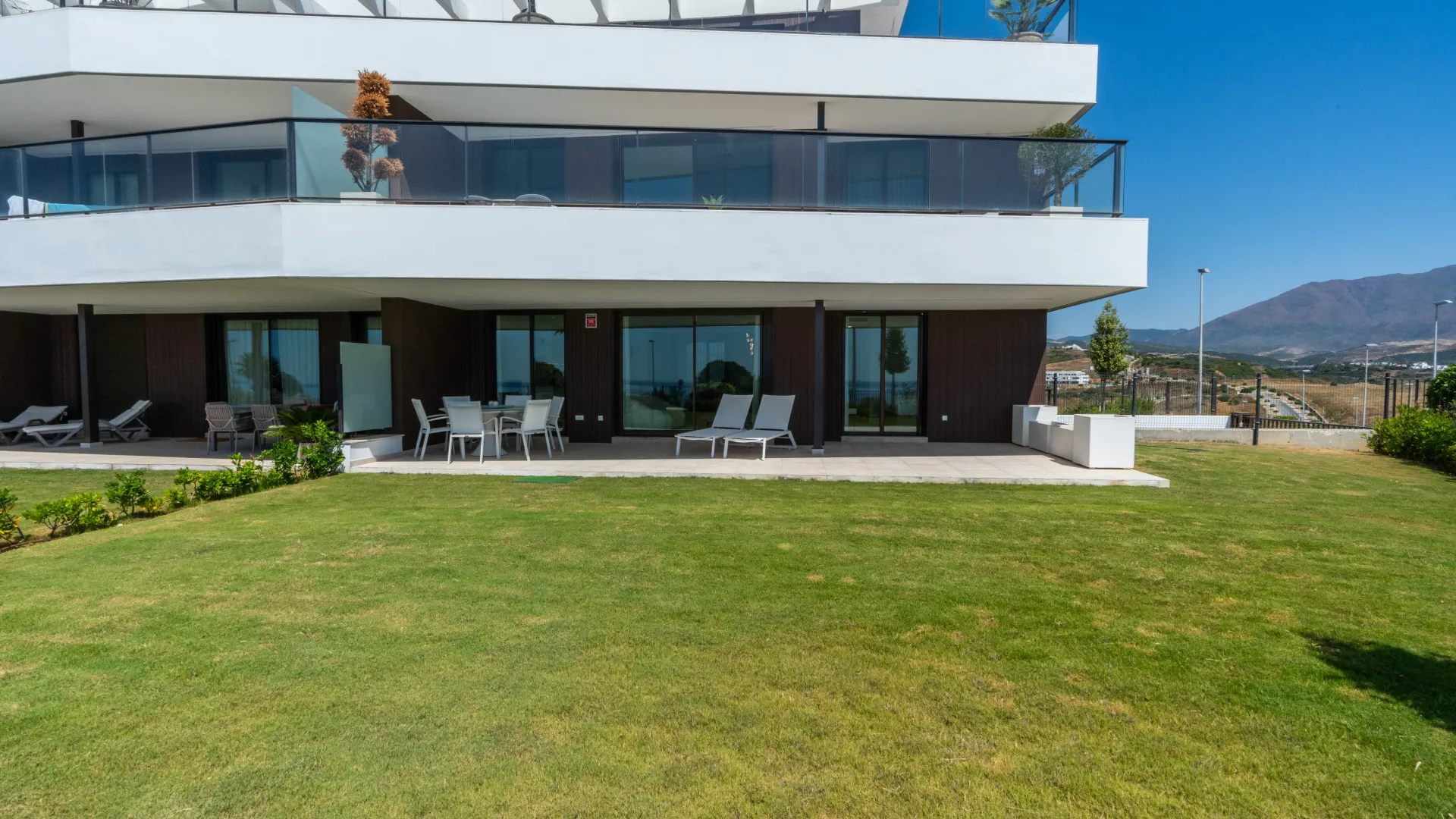 For sale ground floor apartment in Camarate Golf